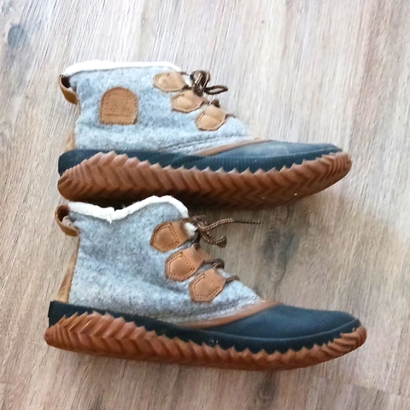 Sorel waterproof boots - Picture 1 of 5